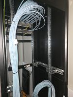 Baksiden på Data skap, med kabling Cat 6